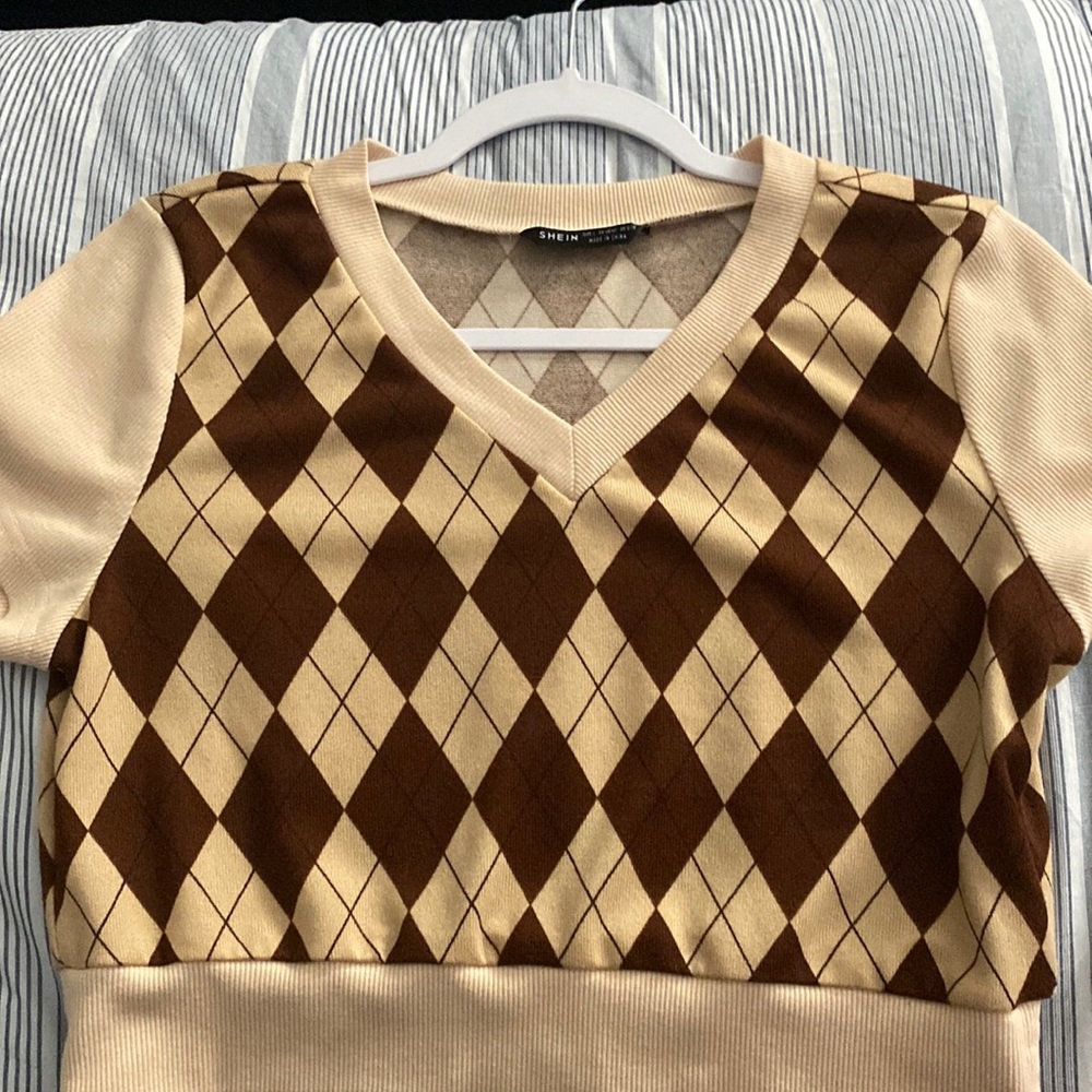 Neutral colors cropped shirt